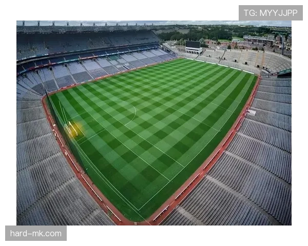 英超传奇球星重聚绿茵场，共忆辉煌岁月再掀足球热潮