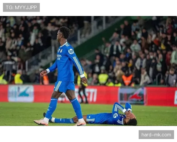 皇马中场断球后防守体系崩溃，表面控场实则稳定性承压