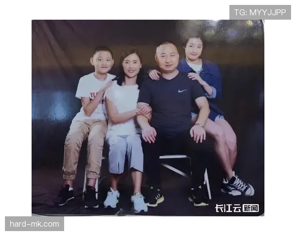 看到昌雅妮的日常，我才知道“出门随手一包”可以贵成这样